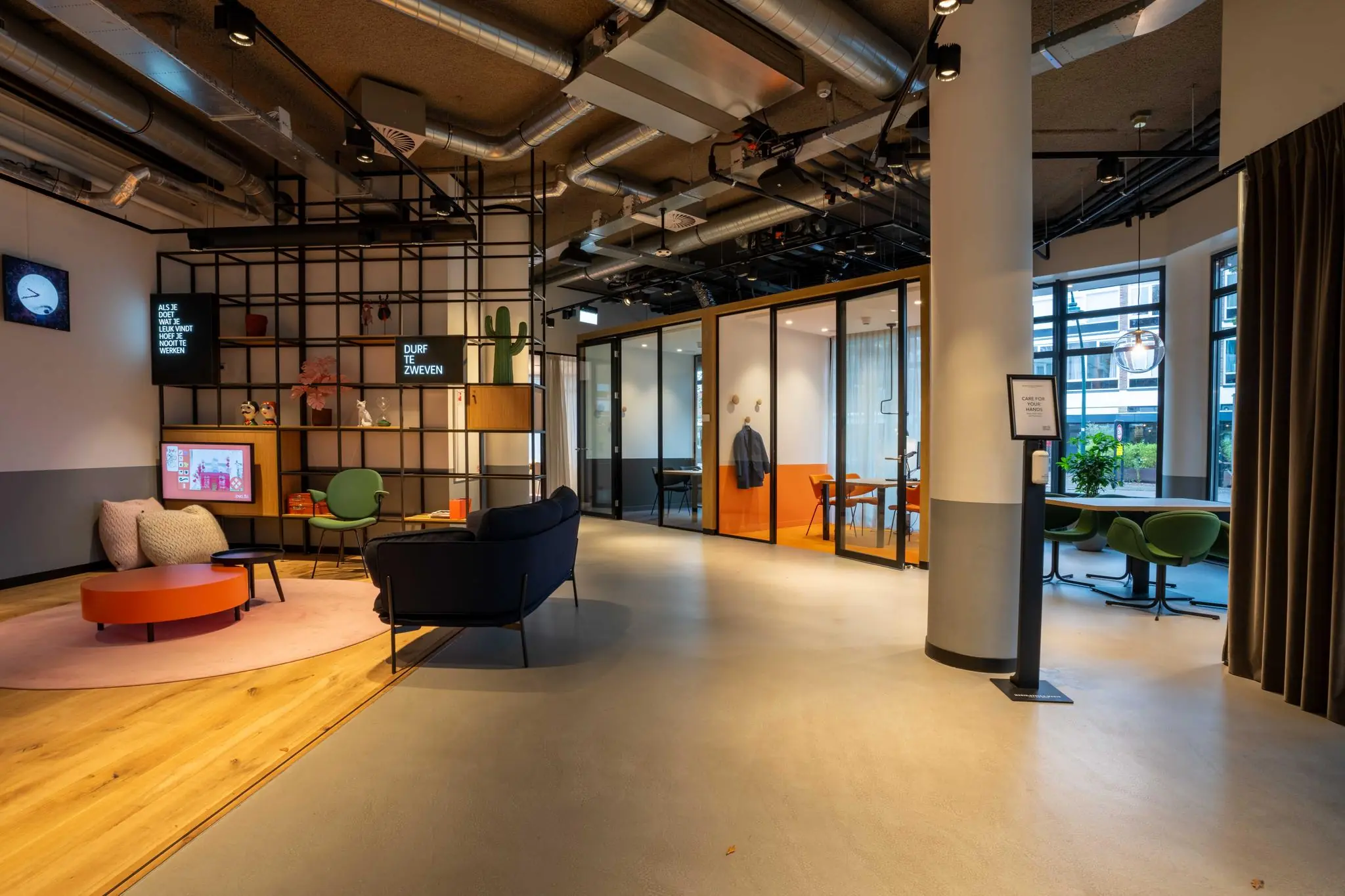 Moderne en kleurrijke kantoorruimte aan de 1e Hogeweg met zitgedeelte, vergaderruimtes en industriële details.